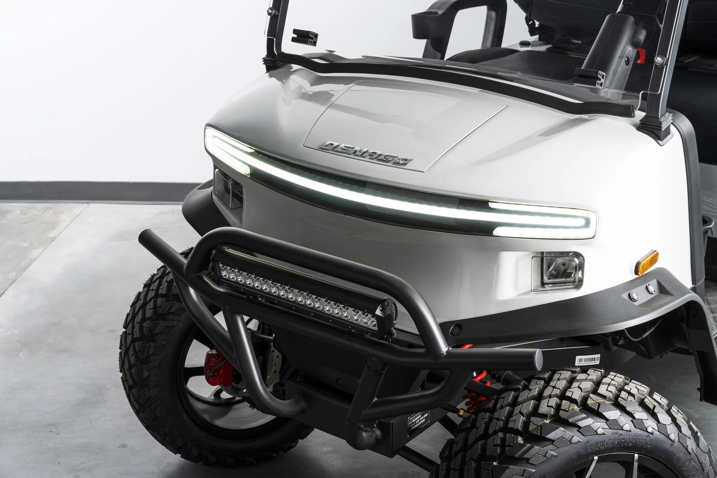 Carro de golf eléctrico Denago Nomad XL en estudio fotográfico