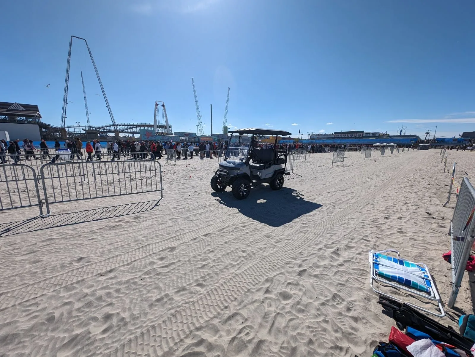 Carro de golf eléctrico Denago Nomad XL gris en playa de New Jersey