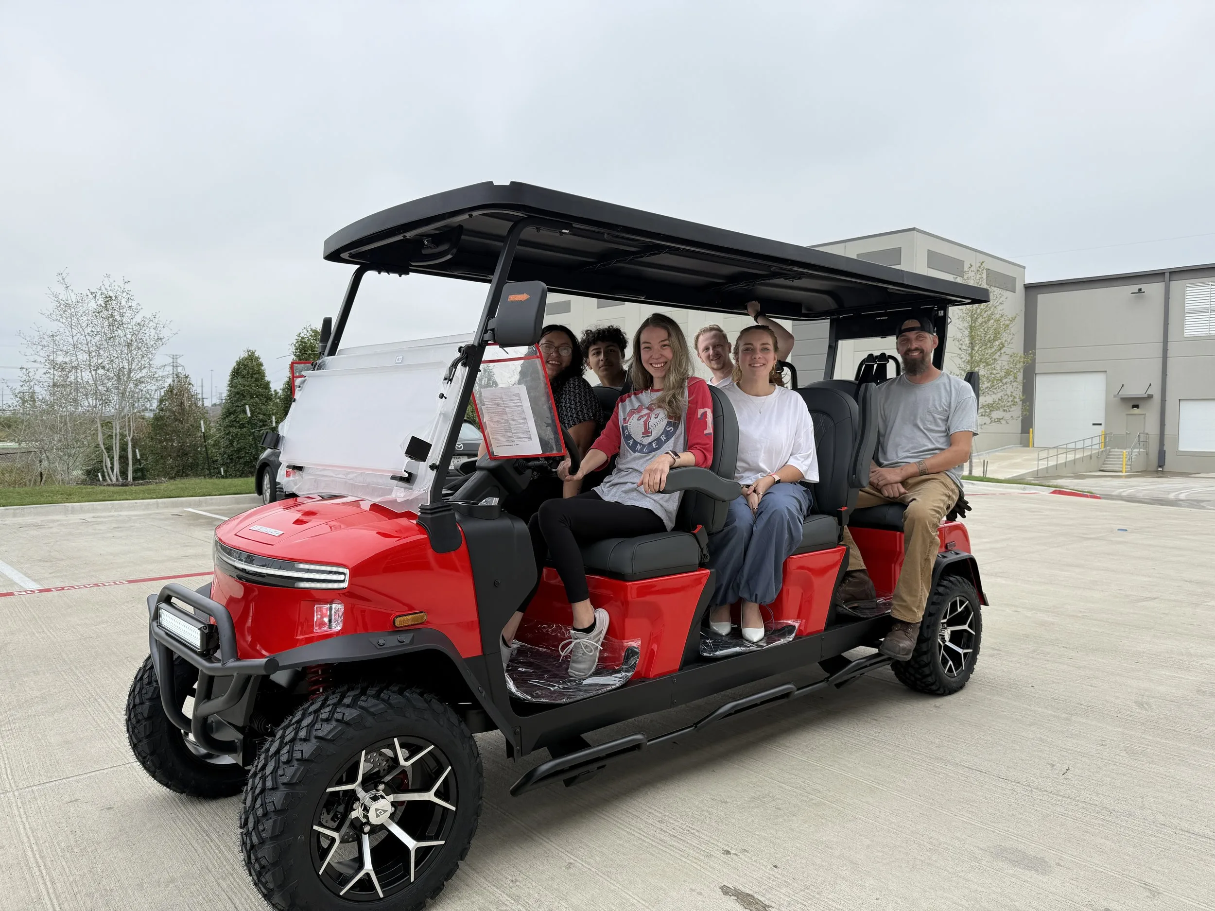 Equipo Denago EV a bordo del primer Rover XXL ensamblado en Dallas Texas