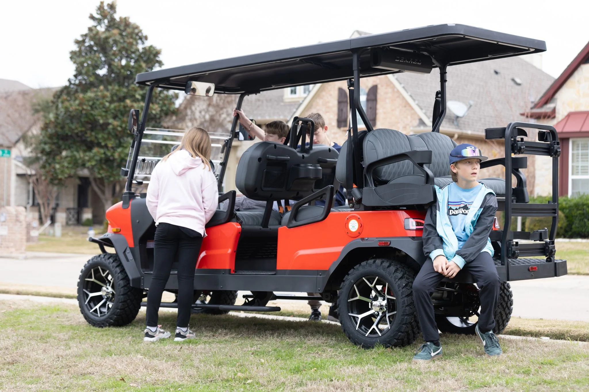 Familia con niños disfrutando carro de golf eléctrico Denago Rover XL 6