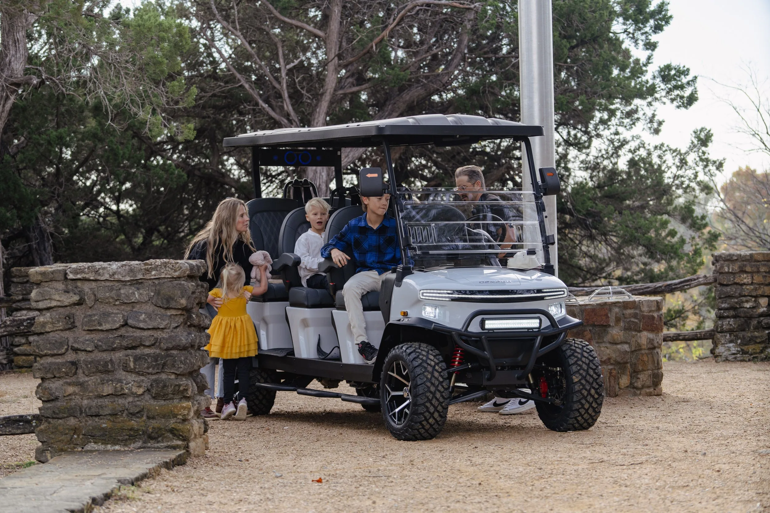 Carro de golf eléctrico Denago Rover XXL 6 plazas vista frontal