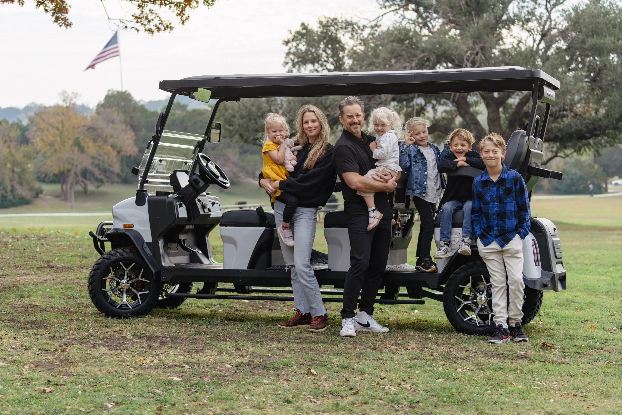 Carro de golf eléctrico Denago Rover XXL vista lateral con 3 filas de asientos