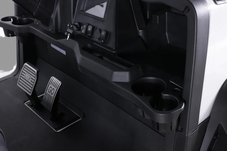 Vista lateral trasera carro de golf eléctrico Denago Nomad