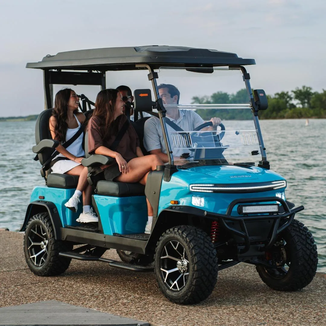 Carro de golf eléctrico Denago azul turquesa con pasajeros en marina