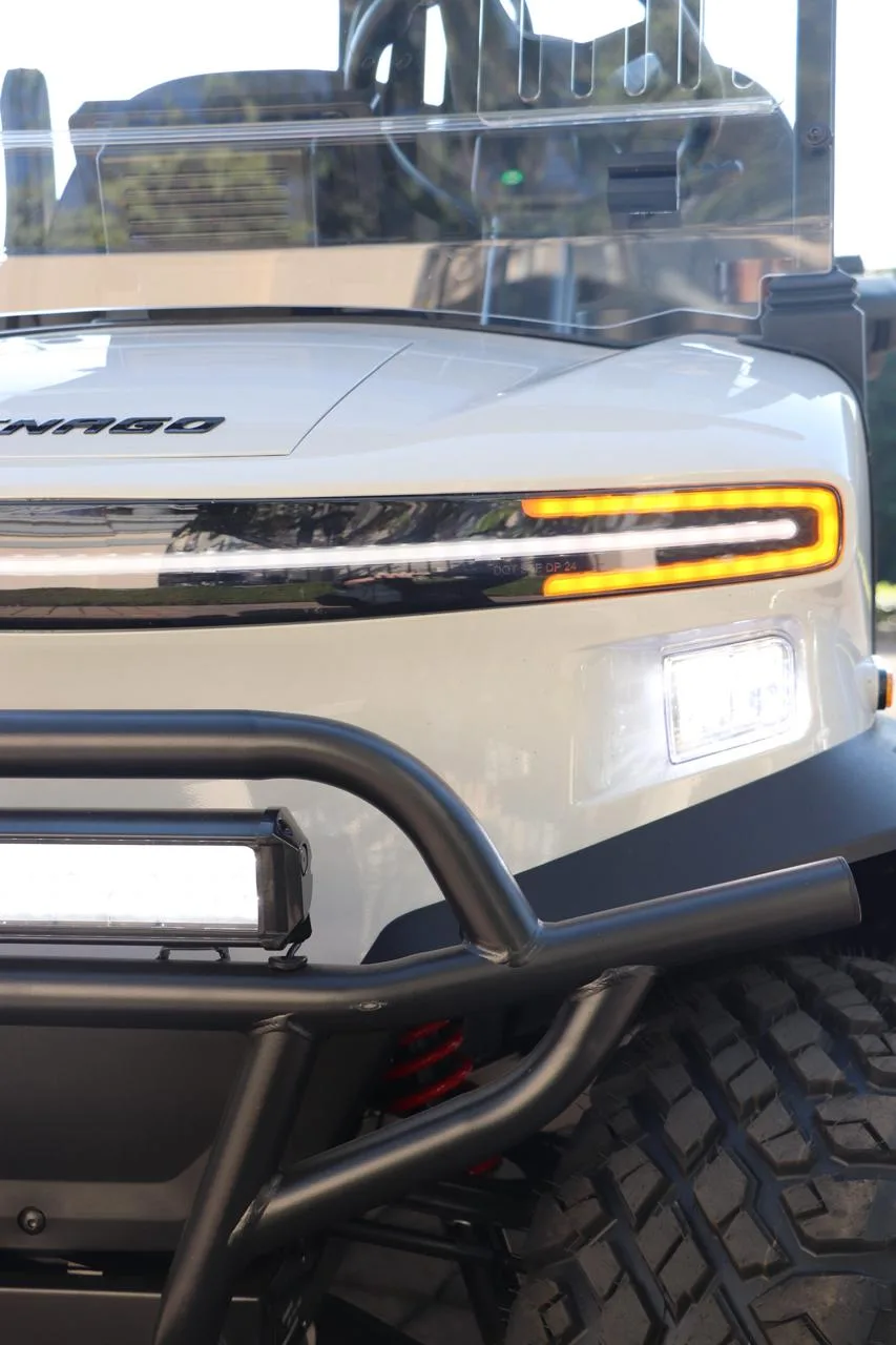 Carro de golf eléctrico Denago blanco detalle luces LED frontales