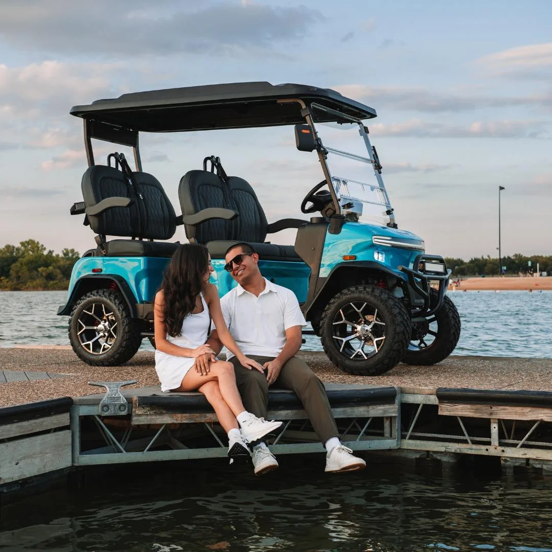 Carro de golf eléctrico Denago turquesa con pareja en lago